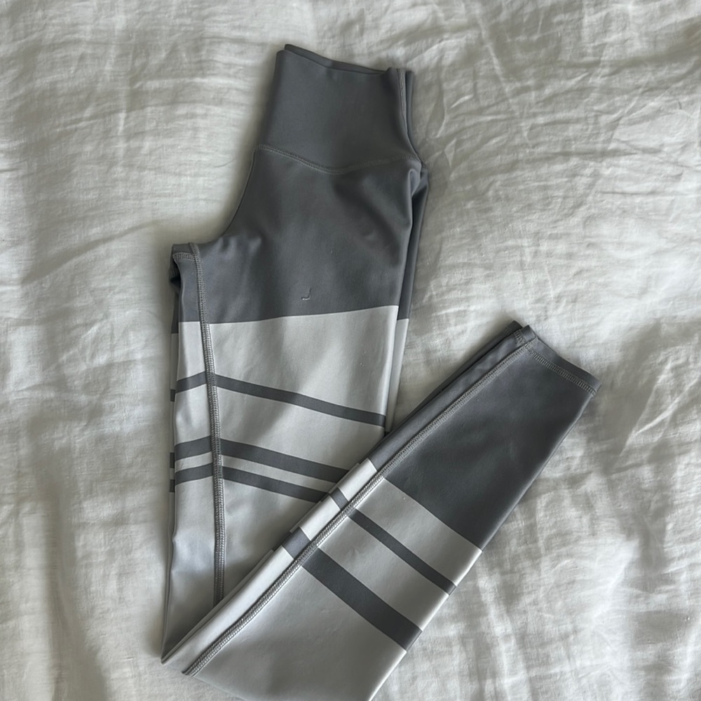 Alo Leggings Size XS Gray and White